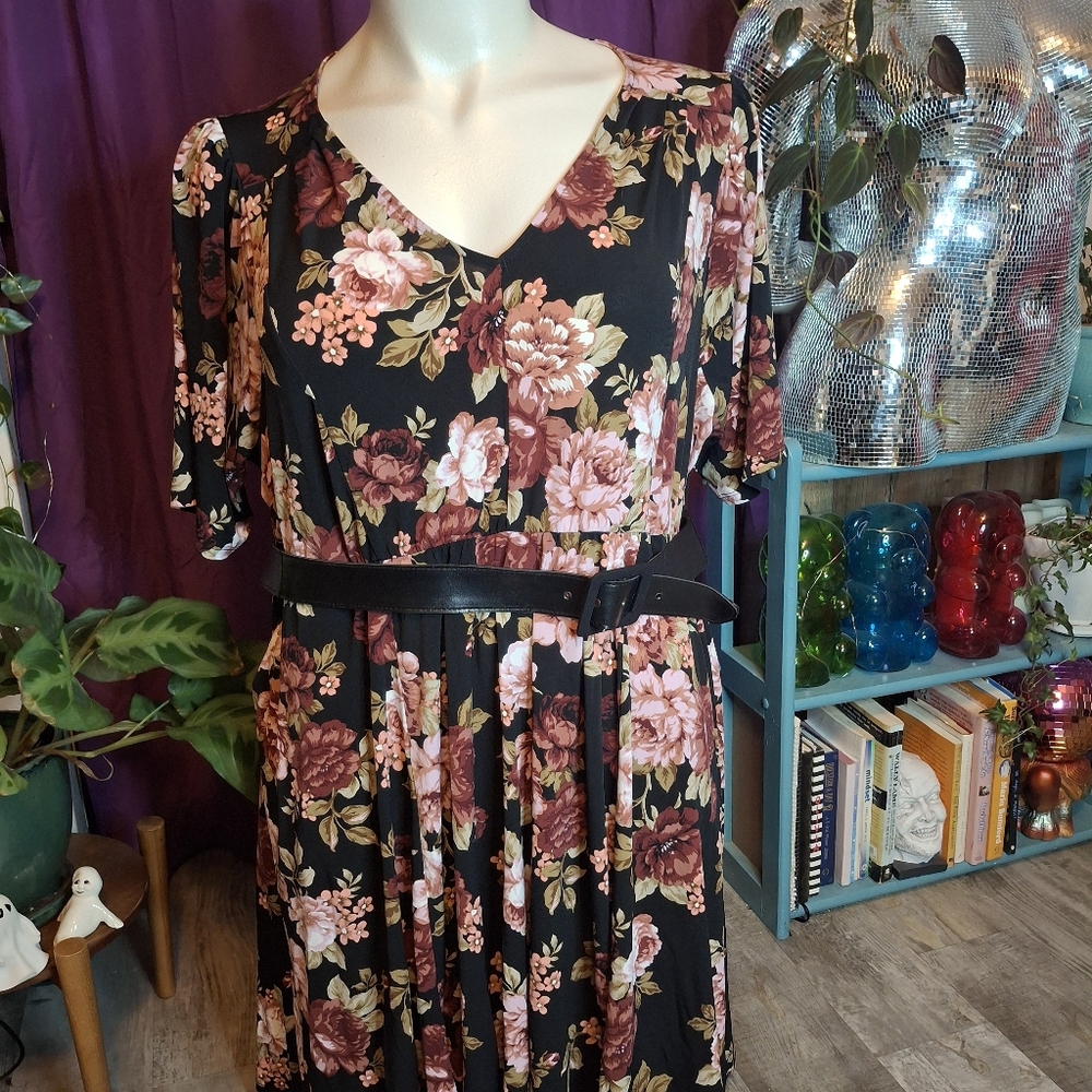 NWT Torrid Pluz Size Floral Dress with belt Size 3